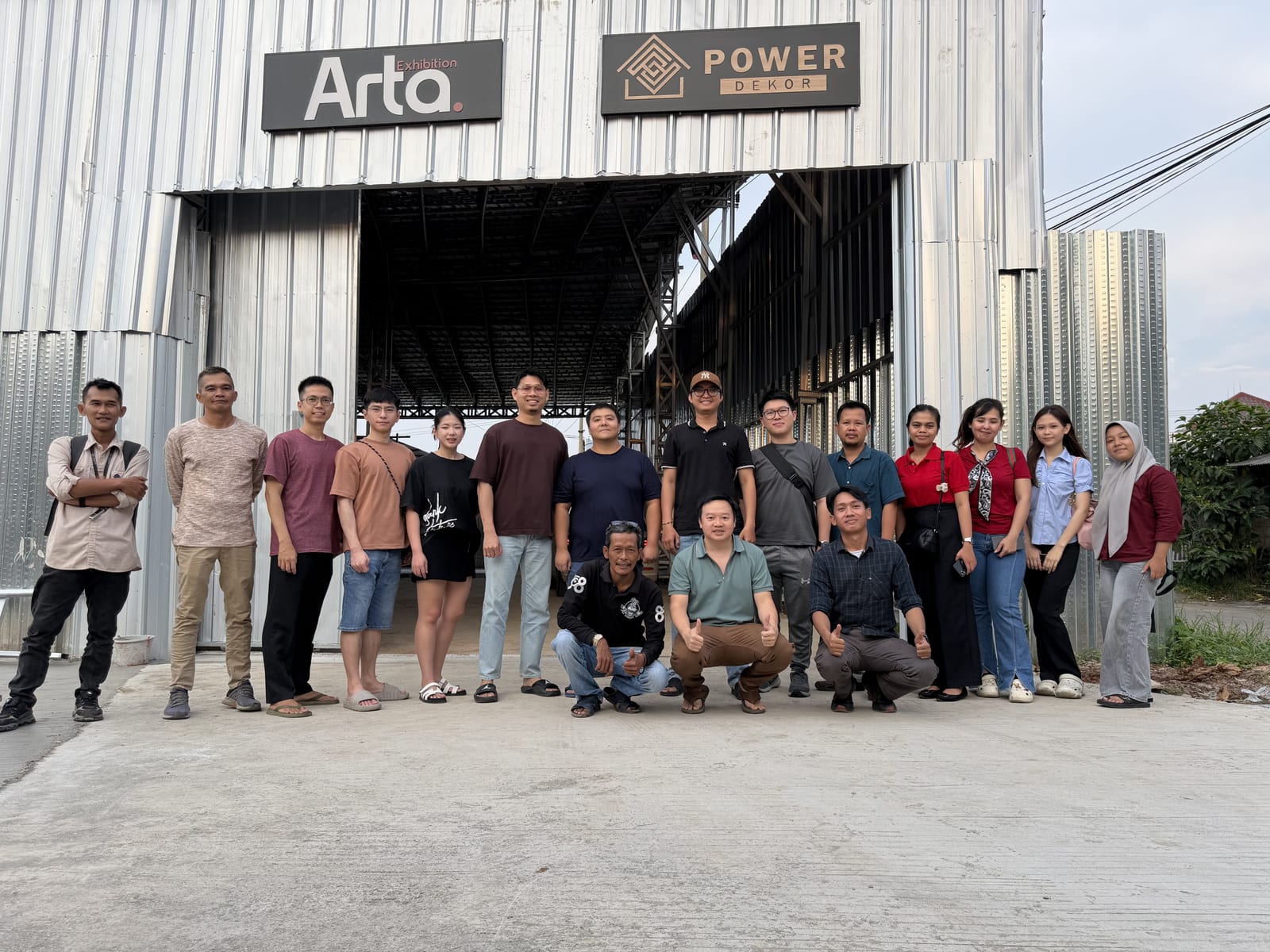 Tim produksi Arta Exhibition di workshop Bekasi